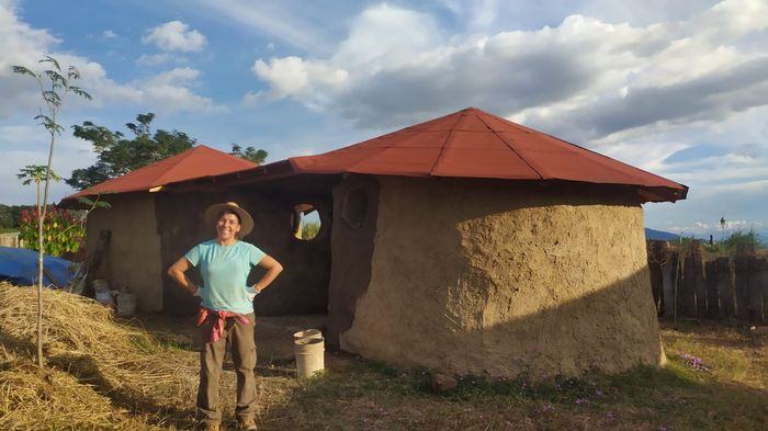 Casa circular de bioconstrucción terminada, con Ros al frente