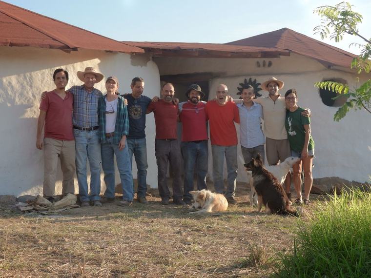 Grupo de colaboradores y voluntarios frente a una construcción circular terminada en Pakkitlán