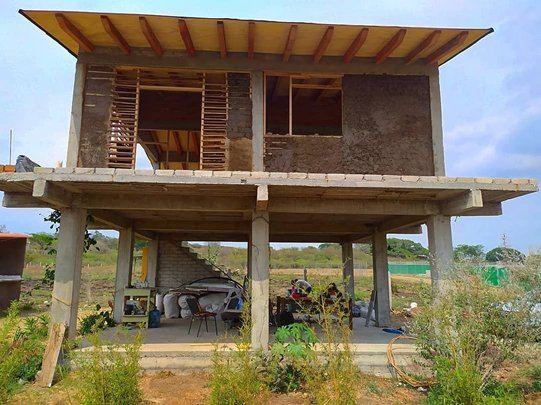 Construcción de la casa de Pakkitlán, elevada sobre pilotes