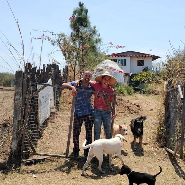 Ros y Laurent en Pakkitlán, junto a los perros de la comunidad